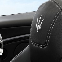 : Maserati GranCabrio MC логотип на подголовнике сиденья