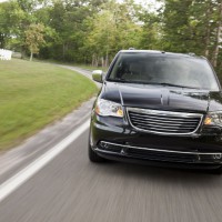 : Chrysler Grand Voyager вид спереди