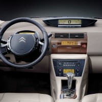 Citroen С4 sedan: салон спереди место водителя