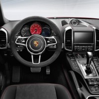 Porsche Cayenne GTS: место водителя
