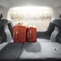 Nissan Tiida: багажник с разложенными задними сидениями