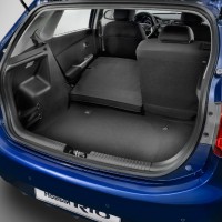 KIA Rio hatchback: багажник с разложенной третью заднего сидения